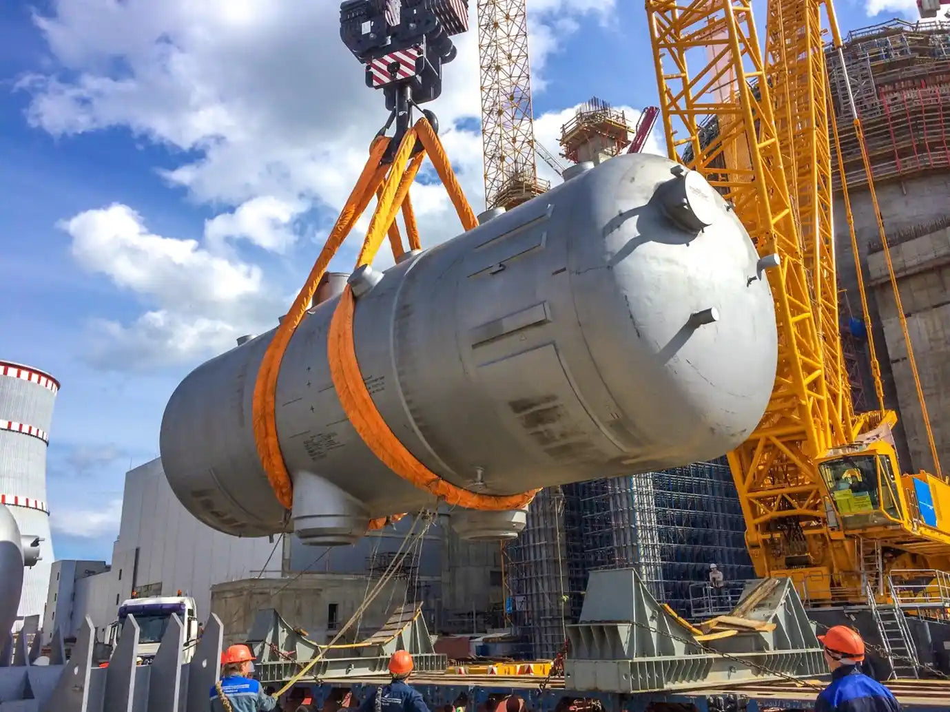 Wire rope lifting sling used for lifting large awkward loads in infrastructure and offshore environments